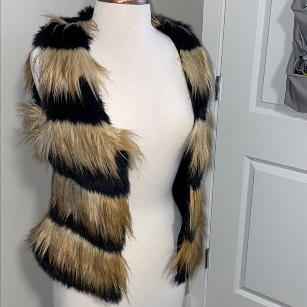Dolce Cabo striped Faux Fur Vest EUC size Small‎